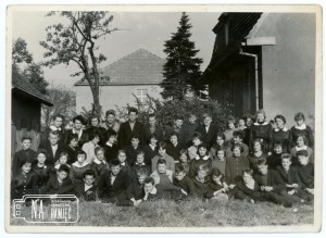 23.10.1961. Kl. VII  wraz z gronem pedagogicznym, w tle budynek szkoły (pierwsza dobudówka)